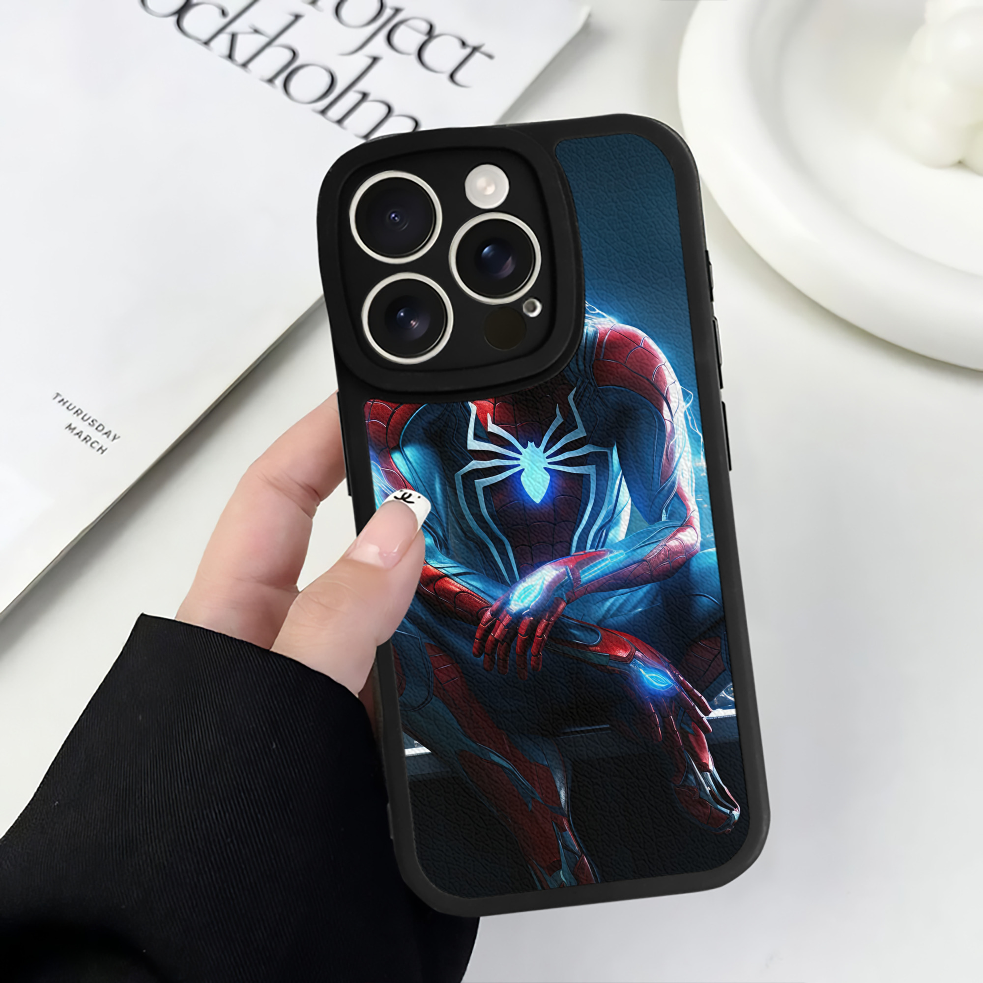 （画像用） Spider Man スパイダーマン 【iPhone 16シリーズ対応】シリコンスマホケース（レザー調） 材質：シリコン
